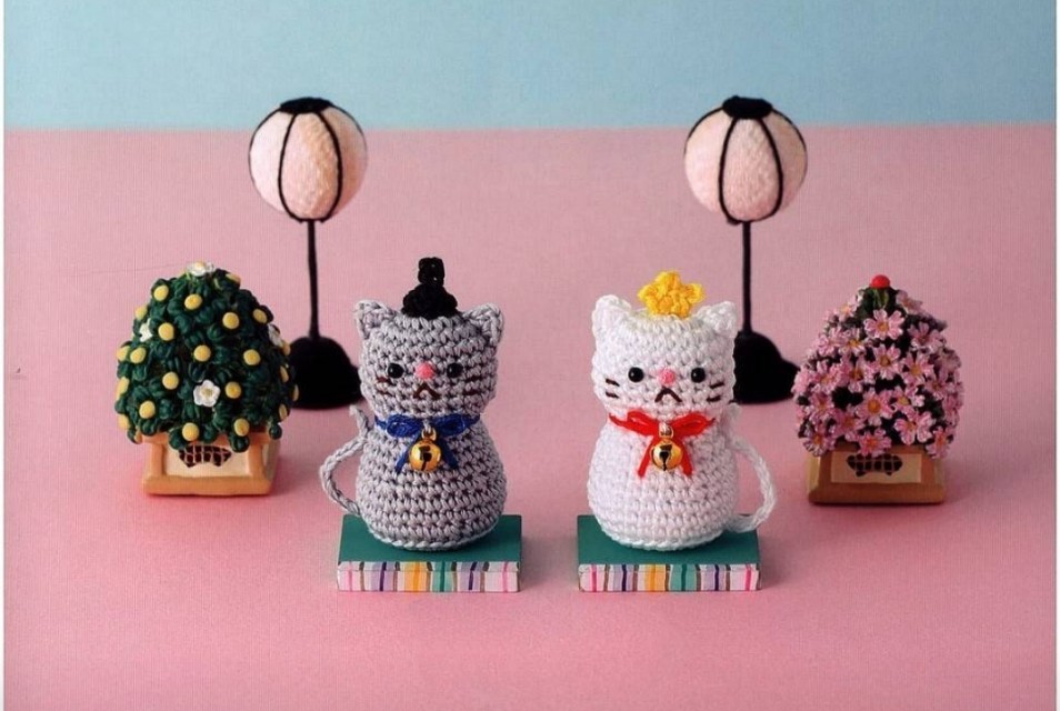 Several ornaments are woven to add brilliance to the room, and crochet a few in your spare time